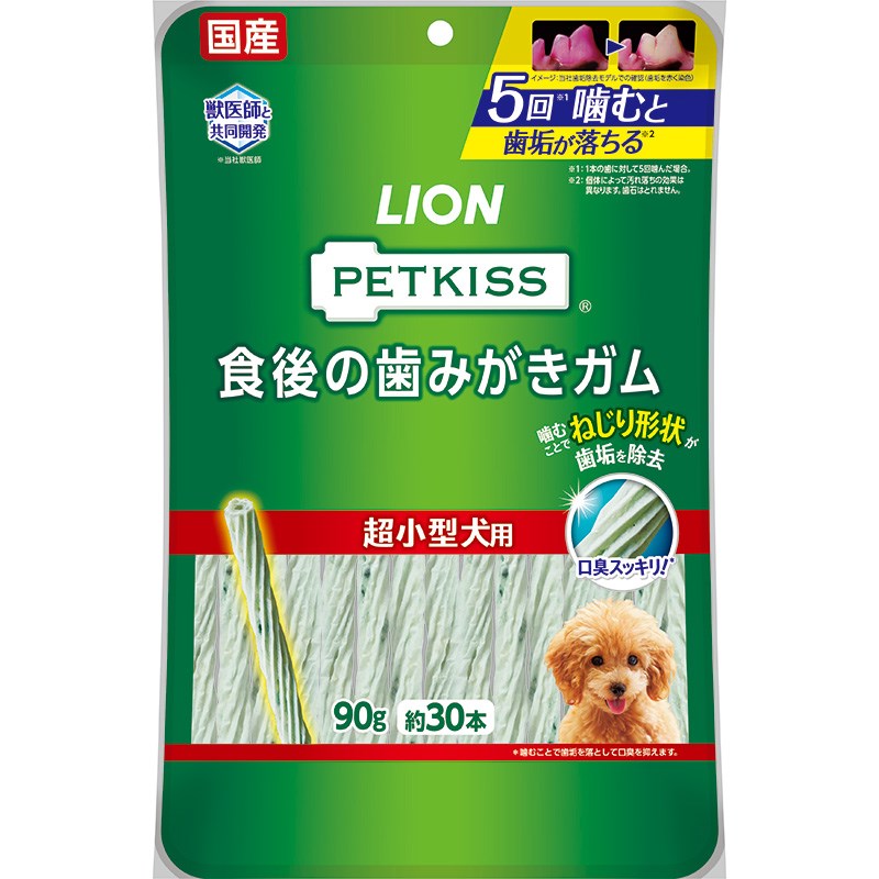 ※ご注意ください※ 【メーカー取寄せ商品】メーカーからのお取り寄せとなります。在庫の有無、発送日のご案内は翌営業日にメールにてご案内いたします。 ご注文をいただけましても売り切れにてご用意できない場合がございます。また発送までに5営業日から10営業日かかります。 予めご了承くださいませ。 メーカー獣医師と共同開発した歯みがきガム ・メーカー獣医師と共同開発した歯みがきガム。 ・メーカー独自のブラッシング繊維のガムをギザギザねじり形状に。 ・ギザギザねじり形状のガムを噛むことで、歯面の歯垢をかき出す。 ・さらに噛むことで、歯垢を落として口臭を抑制。 ・ピロリン酸ナトリウム、ポリリジン配合。 ・超小型犬に適したサイズ。 ＜原材料＞牛皮、でん粉類、チキンエキス、米粉、食物繊維、大豆たん白、チキンオイル、チキンレバーパウダー、増粘安定剤(加工デンプン、増粘多糖類)、グリセリン、pH調整剤、酸化防止剤(ミックストコフェロール)、微粒二酸化ケイ素、亜硫酸水素ナトリウム、ピロリン酸Na、炭酸Ca、カゼインNa、ローズマリー抽出物、ポリリジン、着色料(銅葉緑素) ＜保証成分＞たんぱく質20.0％以上、脂質2.0％以上、粗繊維1.0％以下、灰分3.0％以下、水分18.0％以下 ＜エネルギー＞約9.4kcal/1本 ＜給与方法＞ ・パッケージ記載の給与量を目安に、1日1〜2回に分けて与える。 ・生後7ヶ月以上の犬に与える。 ・与える量は犬種や年齢、個体差などによって異なるので、食べ残しや便の状態をみて調節する。 ・主食の量は適宜調節する。 ・本品は犬用スナックです。人の食べ物ではありません。 ・乳幼児、認知症の方などやペットの誤食などを防ぐため、置き場所に注意する。 ・犬の食べ方や習性によっては、のどを詰まらせることがあるので、必ず観察しながら与える。 ・犬に指を噛まれるなどの事故に注意する。 ・子供が犬に与えるときは安全のため大人が立ち会う。 ・犬に異常があらわれたときは使用を中止し、本品を持参の上、獣医師に相談する。 ・美味しさを保つための脱酸素剤は食べられません。 ・天然の原料を使用しているため、商品の色、形、ニオイ、硬さに違いがありますが、品質には問題ありません。 ・商品の表面に見える茶色の粒は、成分の一部であり、品質には問題ありません。 ・形状や1本の重さにバラつきがあるため、パッケージに記載している本数よりも少ない場合や多い場合があります。