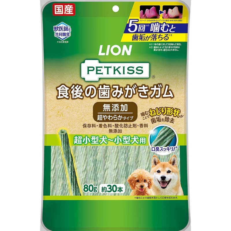 ※ご注意ください※ 【メーカー取寄せ商品】メーカーからのお取り寄せとなります。在庫の有無、発送日のご案内は翌営業日にメールにてご案内いたします。 ご注文をいただけましても売り切れにてご用意できない場合がございます。また発送までに5営業日から10営業日かかります。 予めご了承くださいませ。 メーカー獣医師と共同開発した歯みがきガム ・メーカー獣医師と共同開発した歯みがきガム。 ・メーカー独自のブラッシング繊維のガムをギザギザねじり形状に。 ・ギザギザねじり形状のガムを噛むことで、歯面の歯垢をかき出す。 ・さらに噛むことで、歯垢を落として口臭を抑制。 ・ピロリン酸ナトリウム、ポリリン酸ナトリウム配合。 ・かためのガムが苦手なワンちゃん、シニア犬におすすめ。 ＜原材料＞牛皮、米粉、チキンエキス、でん粉類、スピルリナ、食塩、グリセリン、増粘安定剤(加工デンプン)、微粒二酸化ケイ素、ピロリン酸Na、炭酸Ca、ポリリン酸Na ＜保証成分＞たんぱく質28.0％以上、脂質3.0％以上、粗繊維1.0％以下、灰分4.0％以下、水分30.0％以下 ＜エネルギー＞約9.1kcal/1本 内容量：80g ＜給与方法＞ ・パッケージ記載の給与量を目安に、1日1〜2回に分けて与える。 ・生後7ヶ月以上の犬に与える。 ・与える量は犬種や年齢、個体差などによって異なるので、食べ残しや便の状態をみて調節する。 ・主食の量は適宜調節する。 ・本品は犬用スナックです。人の食べ物ではありません。 ・乳幼児、認知症の方などやペットの誤食などを防ぐため、置き場所に注意する。 ・犬の食べ方や習性によっては、のどを詰まらせることがあるので、必ず観察しながら与える。 ・犬に指を噛まれるなどの事故に注意する。 ・子供が犬に与えるときは安全のため大人が立ち会う。 ・犬に異常があらわれたときは使用を中止し、本品を持参の上、獣医師に相談する。 ・美味しさを保つための脱酸素剤は食べられません。 ・天然の原料を使用しているため、商品の色、形、ニオイ、硬さに違いがありますが、品質には問題ありません。 ・商品の表面に見える茶色の粒は、成分の一部であり、品質には問題ありません。 ・形状や1本の重さにバラつきがあるため、パッケージに記載している本数よりも少ない場合や多い場合があります。