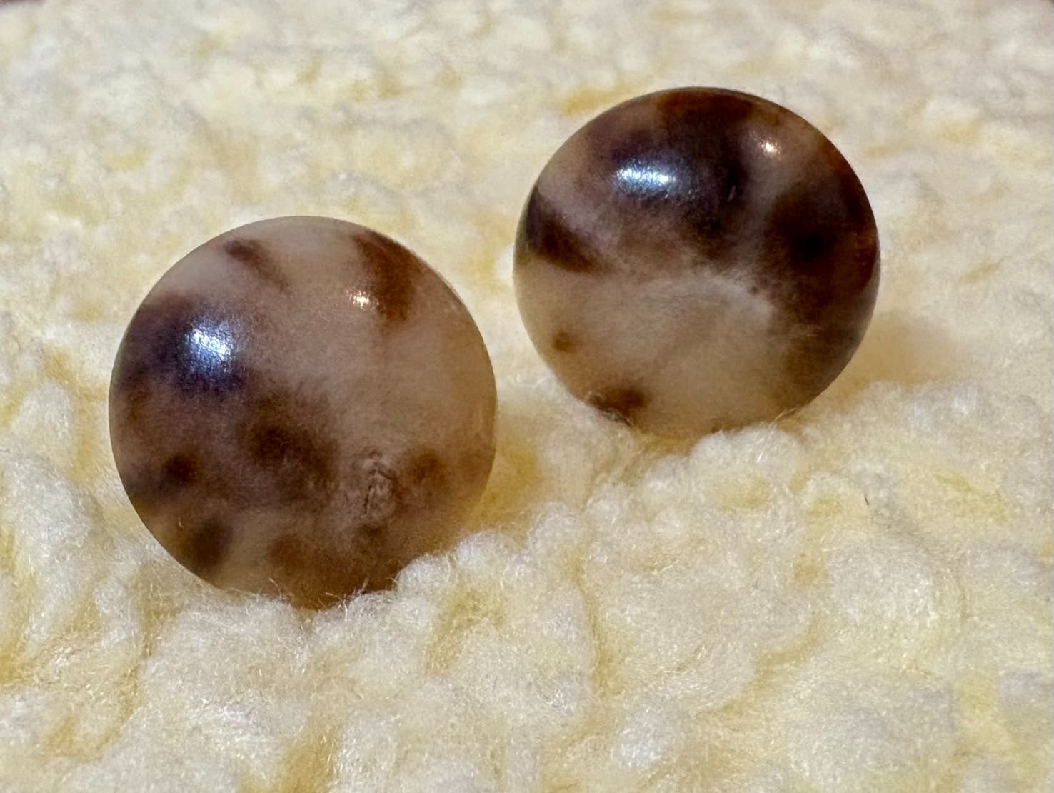 ブラウン×ベージュ マーブル 丸型 ヴィンテージイヤリング 天然石風 レディース 大ぶり コーデ映え 丸 一点物 丸型マーブル レディース レトロクラシック かわいい お洒落