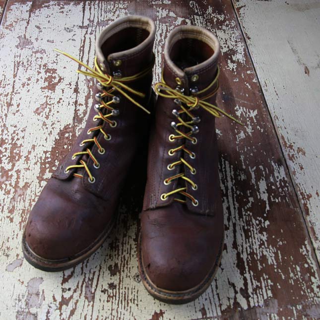 【OLD WORK BOOTS】 70年代〜80年代ころのオールドワークブーツです。 つま先はスチールトゥーでワーカーが使用していたことからとても無骨で重量感のあるブーツです。 多少の使用感、ソールの減りが感じ取れつま先に小傷が数箇所見られますがまだまだ永く着用していただけると思います。 シューレースはオリジナルではありません。 サイズ表記は12、日本人サイズで29cmほどとお考え下さい。 アメカジスタイルには欠かせないワークブーツ 、是非ご検討下さい。 商品名 OLD WORK BOOTS ブランド名 — サイズ 表記 12 アウトソール 33cm ワイズ 11.5cm >>詳しくはサイズの採寸方法を 素材 レザー カラー ブラウン その他備考 細かい詳細、着用画像等必要であればお気軽にお申し付け下さい。