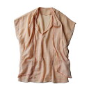 1920-30s ANTIQUE COTTON BLOUSE 1920-30年代頃までのものと思われるコットン素材のプルオーバーブラウス。 透け感のあるコットン素材はややシャリ感があり、清涼感のある質感になります。 胸元のリボンは結んだりそのままラフに外したままでも、趣のある雰囲気でお楽しみ頂けそうです。 裾の縫い目全体に手縫いによる補修があります。 その他の縫製もやや大雑把に感じる箇所があります。古いものの味わいとしてご了承ください。 また、タック部分はやや糸のほつれが見られます。 ほつれ補修等は行わずのお譲りとなります。こちらも予めご了承ください。 167cm 9号サイズのスタッフでちょうど良い着心地となりました。 着用する際はデリケートなお品として優しくお取り扱い下さい。 古いものの風合いがありますので、そういった面もヴィンテージの魅力としておおらかにお楽しみいただける方へお勧めいたします。 ■Size: 表記:SMくらい 実寸:裄丈26.7 / 身幅46 / 着丈57 / ■Color: SALMON PINK ■ Material: COTTON ■ MADE: アメリカ製のようです ■Condition: 裾の縫い目全体に手縫いによる補修があります。 その他の縫製もやや大雑把に感じる箇所があります。古いものの味わいとしてご了承ください。 また、タック部分はやや糸のほつれが見られます。 ほつれ補修等は行わずのお譲りとなります。こちらも予めご了承ください。 古いものとなりますので、優しくお取扱いください。 Condition 裾の縫い目全体に手縫いによる補修があります。 その他の縫製もやや大雑把に感じる箇所があります。古いものの味わいとしてご了承ください。 また、タック部分はやや糸のほつれが見られます。 ほつれ補修等は行わずのお譲りとなります。こちらも予めご了承ください。 古いものとなりますので、優しくお取扱いください。 商品名 1920-30年代 アンティーク コットン ブラウス ブランド名 — サイズ 表記:SMくらい 実寸:裄丈26.7 / 身幅46 / 着丈57 / >>詳しくはサイズの採寸方法を 素材 COTTON カラー SALMON PINK その他備考 裾の縫い目全体に手縫いによる補修があります。 その他の縫製もやや大雑把に感じる箇所があります。古いものの味わいとしてご了承ください。 また、タック部分はやや糸のほつれが見られます。 ほつれ補修等は行わずのお譲りとなります。こちらも予めご了承ください。 古いものとなりますので、優しくお取扱いください。 古いものに関しましては、ご紹介前に十分に確認しておりますが、 見落としたダメージなどある場合がございます。 ご不明な点などございました際はお問い合わせください。 画像の色はブラウザや、設定などにより、実物の色と若干、異なる場合がございます。 商品は実在店舗での販売もしております。 まれに、時間差により在庫数のずれが生じる場合がございますので予めご了承ください。 Coordinate staff：167cm 9号サイズ その他本人私物 &nbsp;