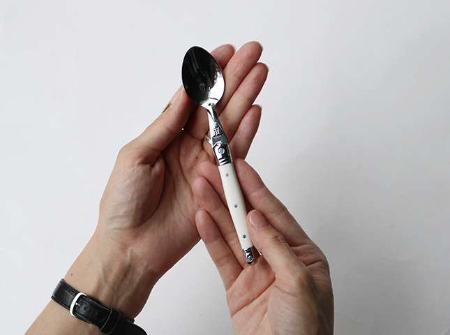 フランス生まれのカトラリーブランド「Jean Dubost（ジャン デュボ）」。ポケットナイフが起源と言われる「ライヨール」シリーズのティースプーン。どこかクラシックな佇まいが凛として美しい。長さ150mm。