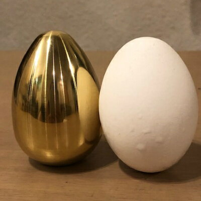 真鍮製しんちゅうたまご 1ヶ 　たまご 癒し 置物 ペーパーウエイト 重量感　真鍮　 鶏卵　 黄金 　日本製　ビレット
