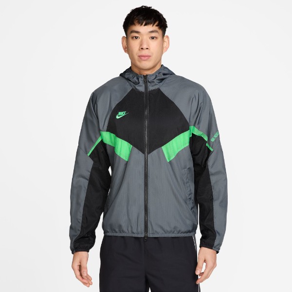 ◇商品説明 サッカーウェア ◇商品情報 ●Nikeの90年代サッカースタイルのルーツにリスペクトを込めた撥水加工のジャケット。ウーブン リップストップ素材と速乾性に優れたメッシュの裏地を使用しています。ゆったりとした快適なフィット感で、試合の日はもちろん、オフの日の重ね着にも最適です。 ■商品詳細 ・ハンドポケット ・伸縮性に優れた袖口と裾 ・本体/裏地：ポリエステル100％パネル：ナイロン83％、ポリエステル17％ ・表示カラー：イリュージョングリーン/クールグレー/ブラック/イリュージョングリーン ・スタイル：IM4121-336 ・原産地：ベトナム ■サイズ モデルの身長185cm、Mサイズ着用 ルーズフィット：ゆったりとリラックスした着心地 商品の仕上がり寸法 (単位:cm) S：着丈63/胸囲102/裾幅45/ゆき89 M：着丈65/胸囲106/裾幅48/ゆき90 L：着丈66/胸囲114/裾幅51/ゆき90 XL：着丈66/胸囲118/裾幅52/ゆき93 *お届けする商品の寸法と若干の差異が生じる場合があります ◇商品備考 ■在庫状況に関しまして■ 最新情報を掲載するように心がけておりますが、必ずしも在庫が確保されている商品ではございません。 商品ページにて「在庫あり」表示がされておりましても在庫更新のタイムラグにより、ご注文頂いた場合でも 実際には実店舗・メーカーにて完売している場合がございます。予めご了承ください。 在庫の有無を確認後、再度ご案内をさせて頂きますのでメールのご確認をお願い致します。 ■実店舗併用販売商品に関しまして■ 実店舗とネット販売の商品価格は異なります。予めご了承下さい。 ■発送日情報に関しまして■ 【即日発送商品（1〜2日以内に発送予定分）について】 営業日お昼12時迄のご注文を当日、発送致します。 ※銀行振込み・コンビニ決済等の前払いは即日発送の対象外になります。 【メーカーお取り寄せ商品について」 2〜4営業日後、入荷次第発送致します。 【予約商品について】 入荷次第、発送させて頂きます。 ※発売日・入荷予定日より前後する場合がございます。