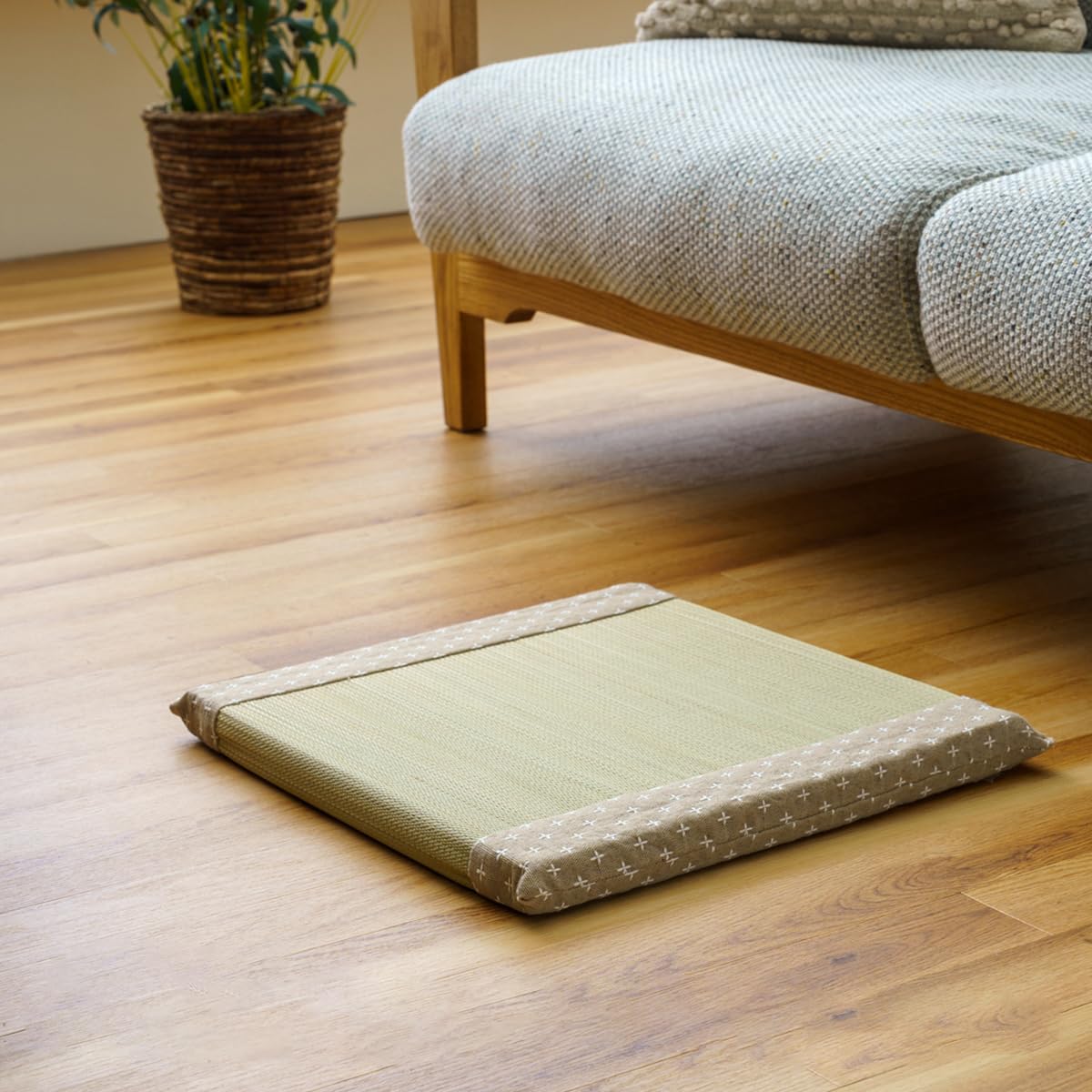 樂天商城 - イケヒコ い草 クッション 座布団 和 正方形 詩織 ベージュ 約40×40cm インド綿 刺し子 ムレにくい シンプル リバーシブル 両面 抗菌 防臭 癒し クッション性 おしゃれ ＃1122950027301