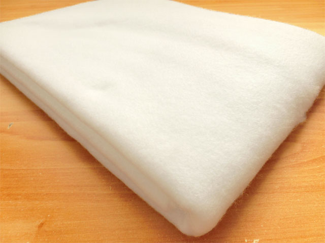 パッチワークに最適な、 お徳用のキルト綿です。 糊の付いていないタイプになります。 厚さは約3mmです。 こちらの商品は、1mにカット済みです。 105cm幅　1mカット　ポリエステル100％