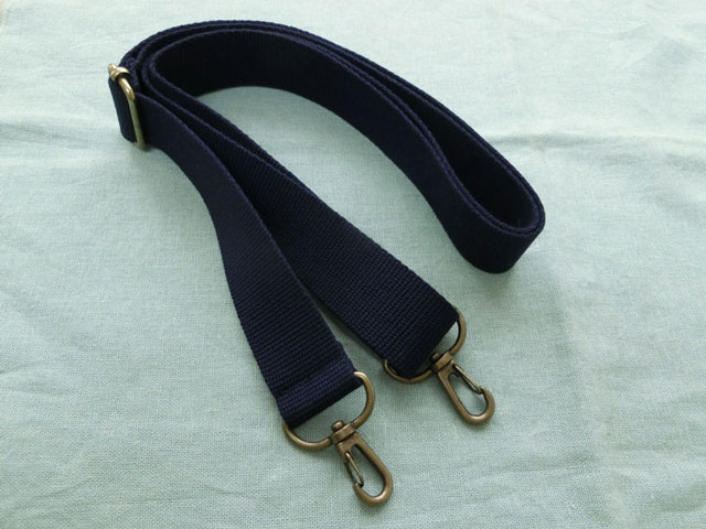 人気のショルダータイプのアクリルテープ持ち手です。 幅は3cmで、1本入りになります。 長さは80cm〜140cmで、送りカンで調整できます。 金具はアンティークゴールドになります。 ※メール便は4個まで！