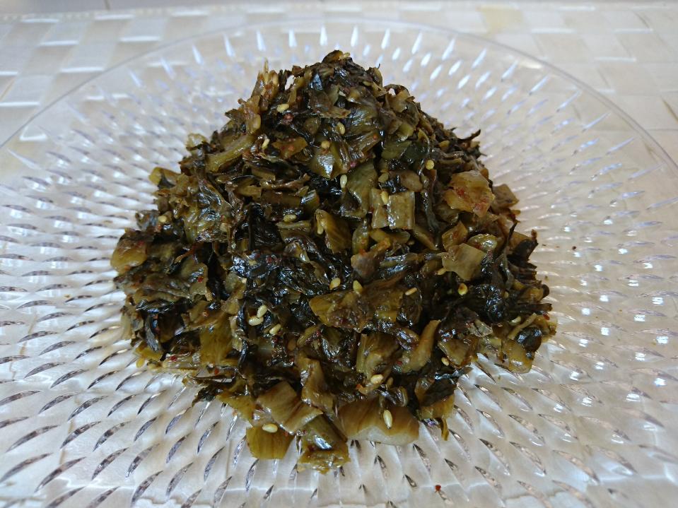 九州産　高菜油炒め（辛子高菜）　 名称 高菜油炒め（辛子高菜）　 原材料名 高菜漬（九州産）、たん白加水分解物、しょうゆ、植物油、醸造酢、ごま油、ごま、砂糖、唐辛子、調味料（アミノ酸等）、ウコン色素、（原材料の一部に小麦、大豆、りんごを含む） 内容量200g賞味期限別途商品ラベルに記載保存方法 高温多湿を避けて冷暗所にて保存してください。製造者 株式会社東乃匠大分県大分市古国府上新田1128番地※　商品お届けに関しましては、メール便を利用致します。手渡しではなく、お届け先の郵便受けに配達されますので、ご注意ください。代金引換のご指定はできません。　　・お届け日時・時間帯指定は、できません。×　　・追跡サービスによる配達状況の確認は、できます。○　商品お届けまでの目安は、発送後2~3日ですが、お届け先が遠方や離島などの場合、さらに数日要する場合があります。