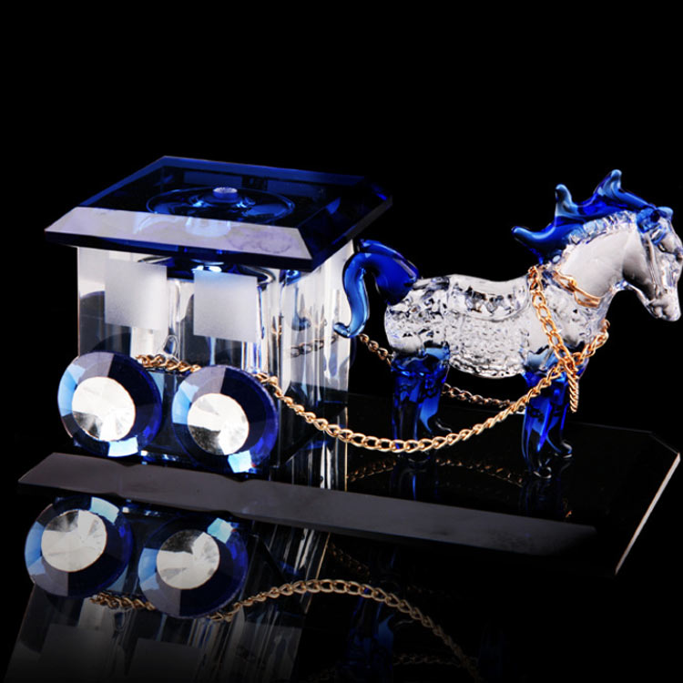 カー用品 置物 クリスタル 馬車 車載用アロマ 香水 車載 内装 工芸品 空気浄化 風水 インテリア おしゃれ カーアクセサリー 玄関 リビング カーアクセサリー ビジネス 贈り物 誕生日 プレゼント ギフト 送料無料 [2]