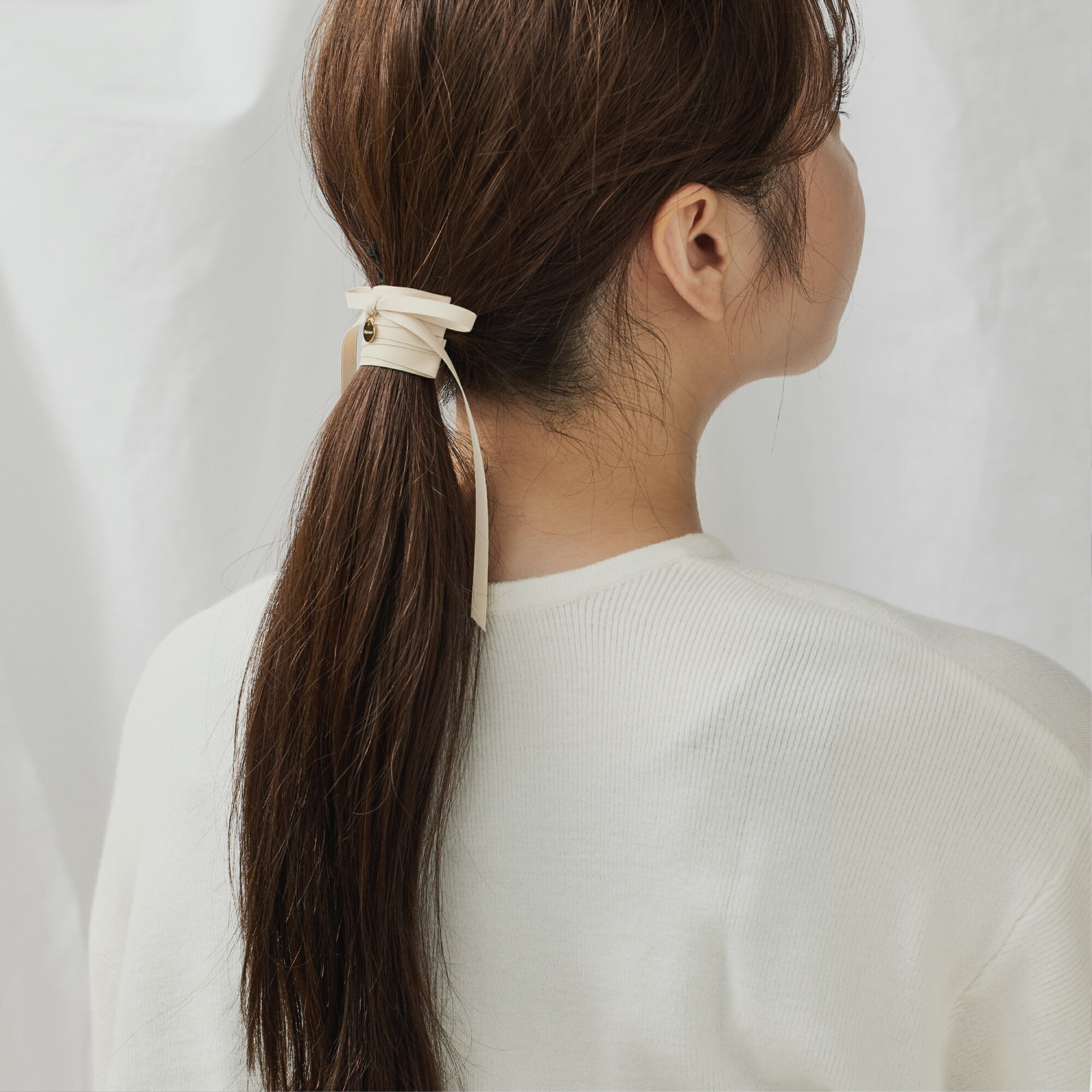Matthewmarkのリボン ポニーフック サテン ヘアアクセサリー レディース 誕生日 プレゼント 送料無料 おしゃれ かわいい まとめ髪 大人 上品 デイリー 普段使い 結婚式 ヘアアクセ ギフト シンプル サテン リボン プレゼント リボン グレージュ musubi｜アングル2