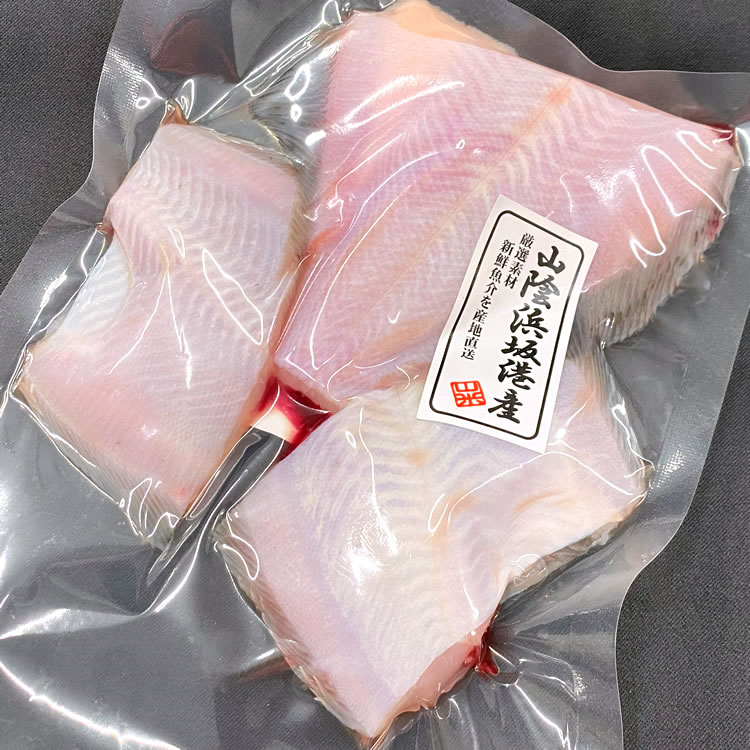 商品内容 浜坂産　赤かれい切身（冷凍）3切で約160g入り※部位により形が異なります※部位の指定はできかねます。 賞味期限 解凍前：冷凍保存で1ヶ月解凍後：冷蔵保存で2日 人数の目安 約1～2人前 お召し上がり方 流水で解凍後、煮付け・から揚げ　他 配送方法 【業者】クロネコヤマト または 佐川急便 【冷凍商品とは同梱可】 　この商品は「冷蔵」の商品とは、品質保持のため、同梱できません。　冷蔵の商品や同梱不可商品もご購入の場合は、複数の個口での　発送となりますので、ご了承ください。