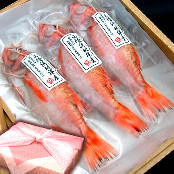 【送料無料！】化粧箱入・ノドグロ（下処理済・冷凍）　3尾入　【山陰沖産】　一人前によいサイズ　風呂敷包み（塩焼き、煮付け用、のどぐろ、赤睦）風呂敷包み　ギフト、お中元に、お歳暮に、母の日、父の日、敬老の日にのサムネイル
