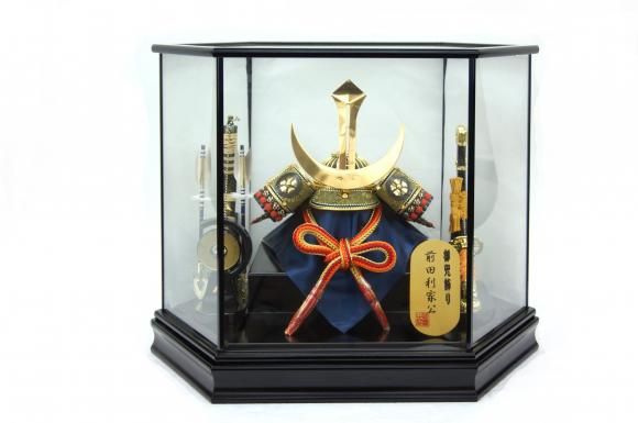 展示品にて大特価　前田利家公ケース入り兜飾り 間口55cm　奥行き40cm　高さ45cm 前田利家公のケース兜飾り。兜の威し糸は正絹手組紺糸縅で仕立て上げております。兜ケースは六角で後ろ三面は鏡の仕上げてす、正絹紺糸縅に黒小札で本格的に仕立...
