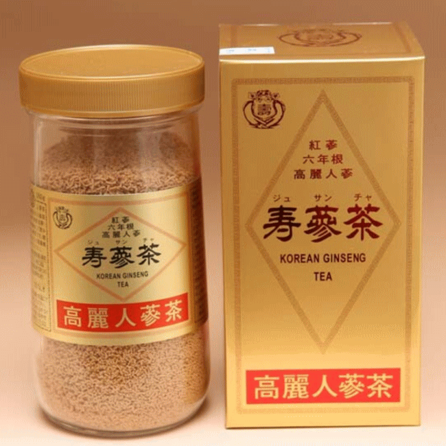 容量：350g ■原材料：乳糖、高麗人参根紅蔘エキス ■保存方法：高温多湿、直射日光を避けて保存してください。 開封後は蓋をしっかりと締めて冷暗所に保管しお早目にお召し上がりください。 ■規格補足：期限：2年 【重要】 在庫について 欠品のないようにしておりますが、在庫は日々流動的に動いておりますので、ご 発注いただいた際に欠品する事が御座います。 その際は各メーカーに問い合わせをおこない、在庫の有無を確認いたします。 各メーカー側でも欠品や廃番となる事が御座います。 その際はご注文をキャンセルさせていただきますので、大変申し訳ございません が、あらかじめご了承のうえご注文をお願いいたします。原料の高麗人参根は、韓国産紅蔘6年根を使用しております。 韓国産高麗人参の生産は、昔より近代化されましたが、 それでも6年かけて生産する高麗人参は手間暇がかかります。 その原料から抽出したエキスと乳糖を混ぜ合わせ、顆粒状にしております。 お湯に溶けやすく、毎日手軽に飲用していただけます。