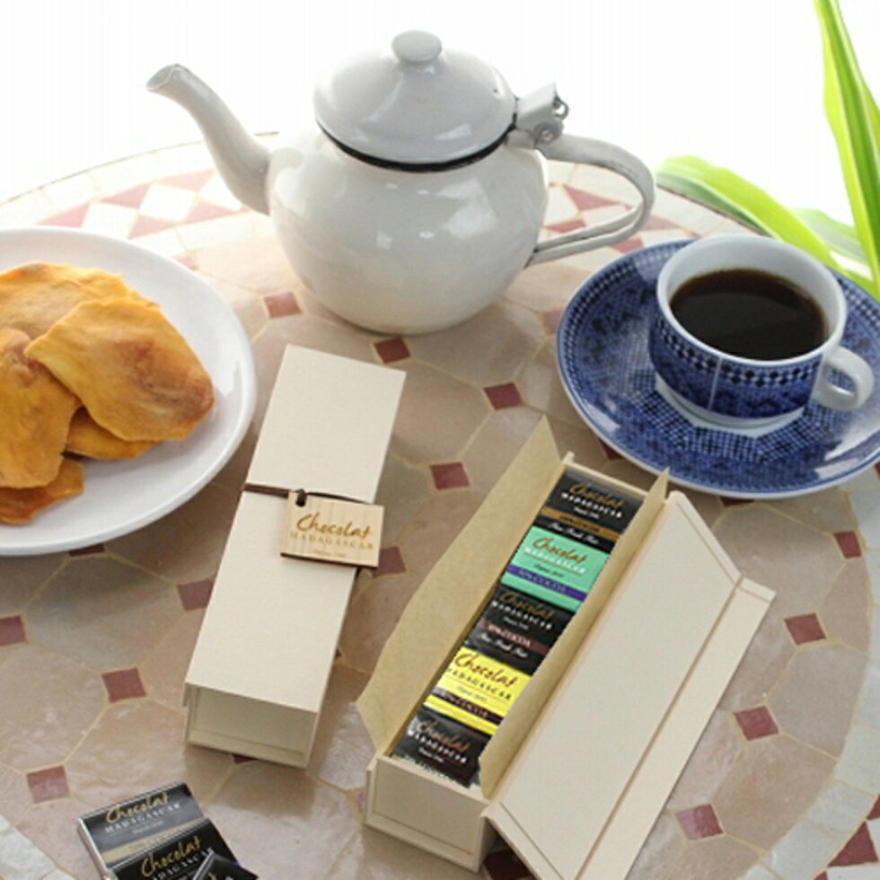 マウナワールド楽天市場店のチョコレート「 ミニタブレット 5種25枚入ギフトセット 」ショコラマダガスカルのホワイトチョコ・ミルクチョコ50%・ダークチョコ70%85%100%ミニタブレットが5個ずつセットになったギフトセットです。バレンタインデーやプレゼントに是非ご利用ください。｜アングル3