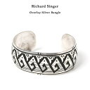 Product info Richard Singer（リチャード シンガー） Overlay Silver Bangleナバホ族のRichard Singer（リチャード シンガー）のバングルです。チップインレイの創始者として有名なアーティストTommy Singer氏のご子息です。父親譲りのダイナミックなオーバーレイが印象的な作品です。 サイズ(mm)縦幅開口部内周厚み重さONE SIZE約25約25約174約1約38g ブランド名 Richard Singer（リチャード シンガー） 品名Overlay Silver Bangle 部族NAVAJO（ナバホ族） 素材Sterling Silver アーティスト名Richard Singer（リチャード シンガー） ホールマーク（刻印）Singer/925 Attention-注意事項- ※撮影時の照明等の影響やご覧になるモニターなどの環境によって、実物とは色合い等が異なって見える場合があります。予めご了承下さい。 (西田：手首の周囲160mm)少しゆとりあるサイズ感です。大胆で力強いオーバーレイが印象的なバングルです。Overlay Silver Bangleナバホ族のRichard Singer（リチャード シンガー）のバングルです。チップインレイの創始者として有名なアーティスト、Tommy Singer氏のご子息でTommyのスタイルを受け継いだ、父親譲りのダイナミックなオーバーレイが印象的な作品です。こちらは風や雨などの自然のモチーフを用いており、裏側には雨雲や熊等の小さな刻印も施された特別感のあるバングルです。