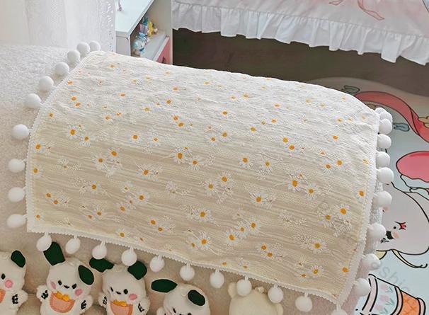 【原産国／製造国: 中国】 .目隠し 布 小さめ スクエアタイプのカバーです。ソファー カバー、パソコンカバー、扇風機カバー、ティーセットのほこりよけとして使えます。かわいい4辺ポンポン、さわやかな小花柄、アイボリーカラーが特徴。家電カバー、家具カバー、収納カバー、テーブルカバー、インテリア雑貨、北欧風、ナチュラル、清潔感、汚れ防止、ホコリ対策、整理整頓、模様替え、リビング、寝室、キッチン、ティータイム、普段使い、おしゃれ、人気、ランキングの商品をお探しの方におすすめです。。 指定された配送時間は承っておりません。【Pocket Fashion】