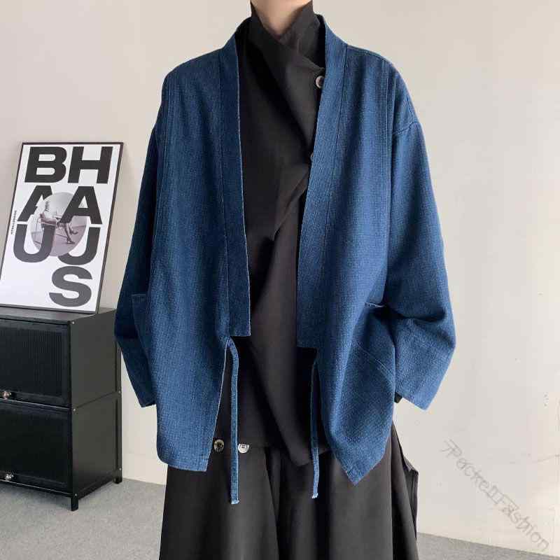 .春秋 用 メンズ の 和風 羽織り カーディガン は 着物 や 漢服 風 の デザイン で 道教 ローブ や デニム ジャケット として も 使えます。 ゆったり と した サイズ 感 と サイド ストラップ 付き で 快適 かつ おしゃれ な 個性 洋服 です。 カップル や 男女兼用 に 最適 な ハイファッション カジュアル 上着 です。。 【原産国／製造国: 中国】 .春秋、メンズ、羽織り、カーディガン、和風、着物、漢服、道教、ローブ、デニム、ジャケット、ブルー、ゆったり、上着、サイド、ストラップ、おしゃれ、個性、ハイファッション、カジュアル、カップル、快適、男女兼用、和装アウター、デニム羽織、和風ジャケット、長袖、薄手、レイヤード、衣装、外出着、普段着におすすめ。人気ランキングやセールで探せる個性的な春秋ファッションです。。 指定された配送時間は承っておりません。【Pocket Fashion】