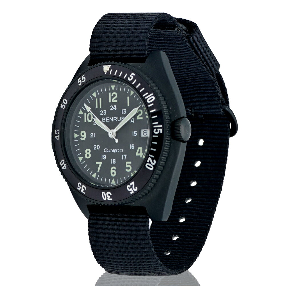 「タフでかっこいいミリタリー時計が欲しいけど、デザインがゴツすぎて普段使いしにくい…」 「アウトドアでガシガシ使える防水性と耐久性、どっちも妥協したくない！」 「夜でもちゃんと見える視認性と、24時間表示の実用性…理想の腕時計ってなかなか見つからない…」 ミリタリーウォッチってカッコいいけど、デザインが強すぎて普段使いにはちょっと…。 暗い場所で文字盤が見えなかったり、秒針の音が気になったり…。 毎日使うなら、見た目と機能のバランスが取れた「ちょうどいい一本」が欲しくなるものです。 そんなあなたにご紹介したいのが、ベンラス腕時計 TYPE2オーバーシーズモデル。 アメリカ軍に正式採用された伝説の軍用時計を、現代のライフスタイルに合わせて進化させた特別仕様モデルです。 【昼夜を問わず高い視認性】 根本蓄光塗料をインデックスと針に採用しており、暗所や夜間でも一目で時刻を確認できます。 【使い込むほど味が出るナトーストラップ】 洗濯も可能な引き通し式ナイロンストラップ。季節や気分に合わせて簡単に交換でき、長く愛用できます。 【スーツにも映えるクラシックデザイン】 ミリタリー由来のタフさはそのままに、現代的な洗練されたフェイスで、ビジネスシーンにもマッチします。 【ONもOFFも頼れる高スペック】 10気圧防水、リューズガード付き、ねじ込み式リューズ搭載でアウトドアにも最適。普段使いとの両立を実現。 【IL-W-50717 準拠の軍用設計図を元に開発】 当時の米軍特殊部隊仕様を踏襲した堅牢なケース設計と、風防にはドーム型ガラスを再現。 【MEMOTO蓄光塗料使用】 夜間の視認性を確保し、視覚的ストレスを最小限に抑えます。 視認性と耐衝撃性、そして耐水性能を両立させています。 【スイスRONDA社製ムーブメント搭載】 信頼性の高いスイスクォーツを採用し、精度・耐久性・静音性に優れています。 【316L ステンレスケース＆ねじ込み式リューズ】 腐食に強く、長期間の使用にも耐える仕様です。 「伝説を腕に」。 ベンラス TYPE2 オーバーシーズモデルは、1970年代にアメリカ軍の特殊部隊向けに開発された軍用時計を、日本向けに再設計したスペシャルエディション。 当時のミリタリースペックはそのままに、現代のライフスタイルにフィットする機能とデザインをプラス。 シーンを選ばない2カラー展開、24時間表記文字盤、ナトーストラップは市販品と交換可能でカスタム性も抜群。 洗えるストラップで毎日清潔に保て、使い込むほど味が出る一品です。 ◎ミリタリーデザインが好きだが、日常使いできる腕時計を探している方 ◎夜間や暗所での視認性を重視している方 ◎タフで防水性能のある時計をアウトドアや仕事に活用したい方 ◎スーツにも似合うクラシックなデザインを求める大人の男性 特におすすめしたい特別仕様のミリタリーウォッチです。 ＜商品詳細＞ ●カラー／シルバーまたはブラック ●本体製品サイズ／ケース幅：42mm、ケース厚：16mm、ベルト幅：20mm ●重さ／76g ●仕様／ムーブメント：クォーツ（スイス製）、ケース：ステンレススチール（316L）、ベルト：ナイロン、防?：10気圧、ねじ込リューズ、MEMOTO蓄光塗料搭載、デイト機能（電池交換時：SR920SWと交換） ●セット内容／本体、取扱説明書、保証書