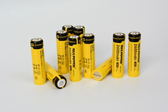 【商品詳細】 18650電池　保護回路付 容量 : 2600mAh 電圧 : 3.7V 電池サイズ：直径18.4mm±0.1mm× 長さ68.8mm±0.1mm この電池は電圧・サイズが特殊ですので、機器に使用できるかどうか、十分ご注意下さい。 また、エネルギー密度が高く、発熱、発火、破裂などの危険が普通の電池より高いので、取り扱いには特にお気をつけ下さい。 この商品を使用した際に起きた機器などの故障・破損、及び、損害についての補償は対応できません。 新品未使用ですが、輸入商品につき多少の傷・汚れはご了承ください。