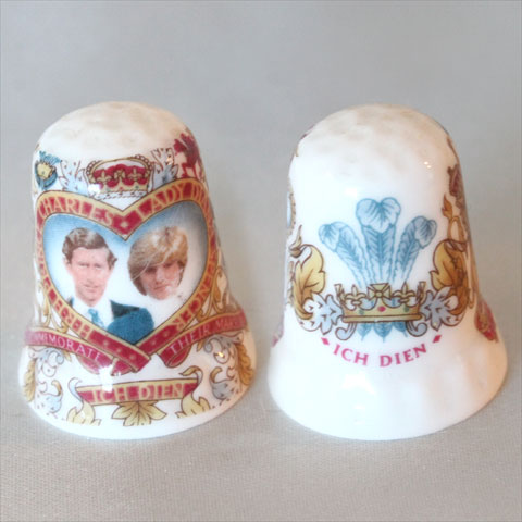 Royal Wedding Thimble 「チャールズ＆ダイアナ結婚記念」 チャールズ＆ダイアナの肖像と 対面にはプリンス・オブ・ウェールズの紋章の 白い羽根のデザイン。 二人の肖像を国章のイメージで 左右にライオンとユニコーンをデザイン。 非常に美しい色合いのシンブルです。 1981年7月29日、セントポール大聖堂 ロイヤルウェディングを記念して発行。 イギリス　フェントン・チャイナ ボーンチャイナ サイズ：約22x22x26mm