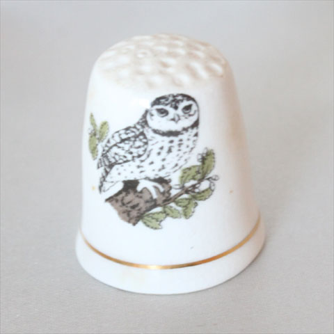 Little Owl 「リトルオウル」 可愛らしいコキンメフクロウのシンブル。 対面にも同デザイン。 珍しいイギリスのシンブルです。 製品の性質上、細かい貫入があります。 イギリス　Ashleydale ファインボーンチャイナ サイズ：約23x23x26mm