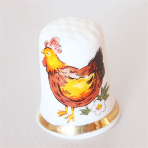 Animal Thimble 【カントリーファーム　ニワトリ】 田舎の農場の動物たちが 可愛らしいキャラクターのシンブルに。 イギリス ファインボーンチャイナ サイズ：約22x22x27mm 新品未使用