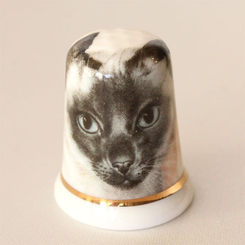 Cat Thimble 【シャム猫】 シャムネコの 可愛らしいデザインのシンブルです。 イギリス　フェントン ボーンチャイナ サイズ：約23x23x28mm