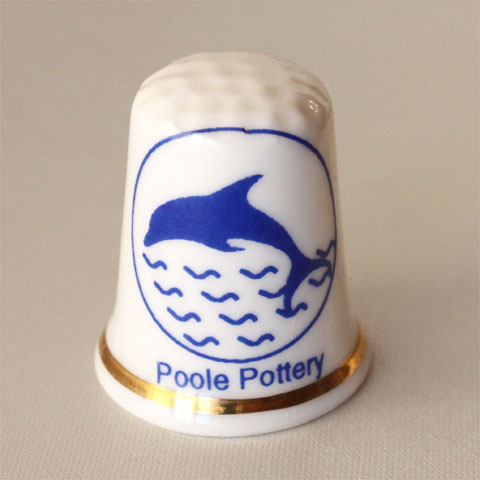 Poole Pottery 1873年、イギリスのプール港近くに設立された プール・ポタリー。 窯のホールマークとして使用されている イルカをデザインしたシンブル。 イギリス 磁器製 サイズ：約23x23x27mm