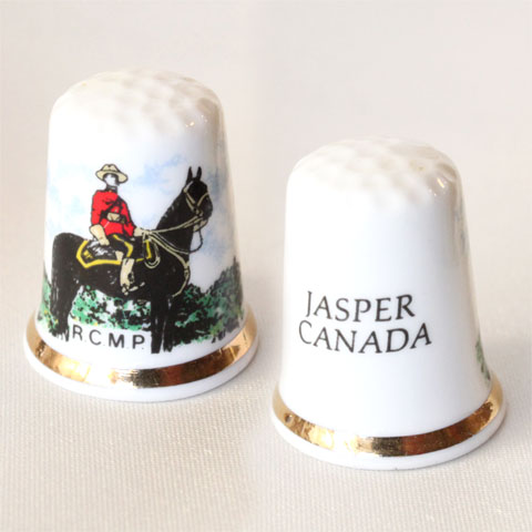 Thimble RCMP　JASPER CANADA 王立カナダ騎馬警察 Royal Canadian Mounted Police カナダ連邦政府の警察の式典向けの正装のデザイン。 イギリス　クイーンベス ファインボーンチャイナ サイズ：約23x23x28mm