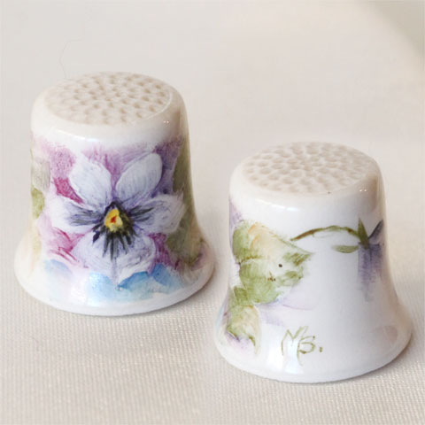 Thimble Violet ハンドペイントで描かれた スミレの花のデザイン ぺインターサイン　MS 磁器製 サイズ：約23x23x20mm