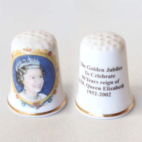 Queen Elizabeth 王室の人物を描いたロイヤリティ・シンブルです。 【クイーンエリザベス・即位50周年記念】 1952 - 2002 英女王エリザベス2世。 即位50周年を記念して発行。 ゴールデン・ジュビリー。 イギリス ボーンチャイナ サイズ：約23x23x28mm 正面左、女王の後ろに小さな傷あり
