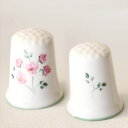 Flower Thimble 「ローズ」 赤いバラの花のデザイン。 内部にペインターのサインMonica Hill ハンドペイントで描かれた可愛らしいシンブルです。 磁器製 サイズ：約23x23x27mm