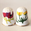 Flower Thimble 左：赤いポピー 右：黄色いチューリップ 一周デザインされた 可愛らしい花のシンブルです。 好きなデザインを選んでくださいね。 イギリス　クイーンズ ファインボーンチャイナ サイズ：約22x22x27mm