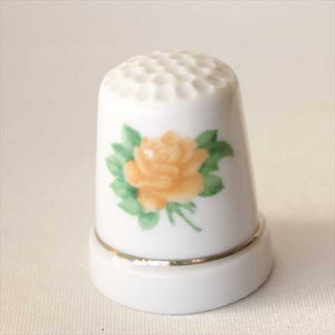 Flower Thimble 「イエロー・ローズ」 黄色いバラの花の絵柄。 陶磁器 サイズ：約24x24x29mm