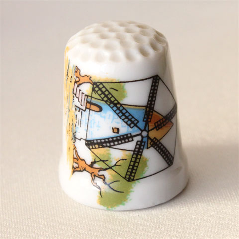 Placename Thimble 「マヨルカ」 スペイン、西地中海の島。 レクエルド　マヨルカ（Recuerdo de Mallorca） マヨルカの思い出 マヨルカ島では古くから多くの風車が作られ、 今もその雄姿を残しています。 スペイン 陶磁器 サイズ：約23x23x29mm 底部にややザラ感あり。