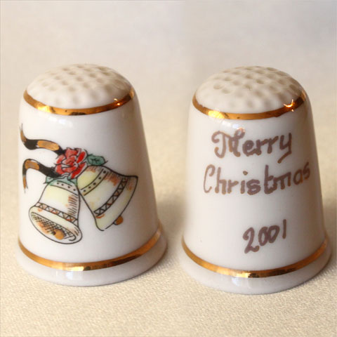 Christmas Thimble 「クリスマス2001」 Merry Christmas 2001の文字と クリスマスベルのデザイン。 2001年のクリスマスに限定発行。 イギリスで多くのシンブルを紹介、 自らもオリジナルシンブルを発行している シンブルギルドの限定発行シンブル。 イギリス　シンブルギルド ファインボーンチャイナ サイズ：約23x23x28mm