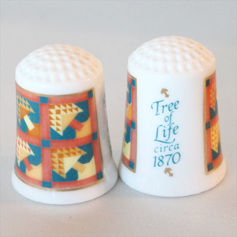 Antique Quilt thimble 1870年 【ツリー・オブ・ライフ】 命の木と題された幾何学的な木の柄の可愛らしいキルトに。 制作された年代の1870と キルトの名前がデザインされています。 アメリカン・フォークアート・ミュージアム所蔵の アンティーク・キルトから、 代表的なデザインを選び、シンブルにデザイン。 全25種発行されました。 キルトアトリエに飾って、 はるか昔の製作の風景を思い浮かべながら、 素敵な一時を過ごしてみて… 現在は生産されていない、貴重な品で、 入手の難しい品です。 フランクリンポーセリン　アメリカ 磁器 サイズ：約21x21x27mmFranklin Porcelain　Antique　Quilt フランクリンポーセリン　パッチワークキルトシンブル アメリカを代表する通販会社「フランクリンミント」の製磁部門である「フランクリンポーセリン」が製作。 アメリカン・フォークアート・ミュージアム所蔵のアンティーク・キルトから、 代表的なデザインを選び、25種のシンブルに!! デザインは、 1周にわたりキルトの柄と名前と制作年代。 キルトファンにもおすすめの逸品♪ 美術館でしか見られないアンティークキルトがシンブルとなってお手元に。。。 今は生産されていないヴィンテージシンブルです。