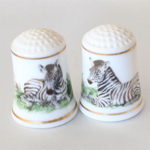 WWF Baby Animal thimble 1981年発行 ベビーアニマル〜ゼブラの赤ちゃん 野生動物保護の為、 WWFと組んで作られたシリーズです。 可愛らしい動物の赤ちゃんの絵柄が、 1周描かれています。 現在は生産されていない、貴重な品です。 フランクリンポーセリン　アメリカ ＊発行はフランクリンミント ボーンチャイナ サイズ：約21x21x27mmフランクリンポーセリン　ベビーアニマル　シンブル アメリカを代表する通販会社「フランクリンミント」の製磁部門である 「フランクリンポーセリン」のシンブル。 野生動物保護の為に発行。 可愛らしい動物の赤ちゃんを、シンブルにしてあります。 売り上げの一部がWWFに寄付されました。 今は生産されていないヴィンテージシンブルです。