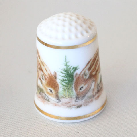 WWF Baby Animal thimble 1981年発行 ベビーアニマル〜イノシシの赤ちゃん 野生動物保護の為、 WWFと組んで作られたシリーズです。 可愛らしい動物の赤ちゃんの絵柄が、 1周描かれています。 現在は生産されていない、貴重な品です。 フランクリンポーセリン　アメリカ ＊発行はフランクリンミント ボーンチャイナ サイズ：約21x21x27mmフランクリンポーセリン　ベビーアニマル　シンブル Baby Animals of the World アメリカを代表する通販会社「フランクリンミント」（Franklin Mint）の製磁部門である 「フランクリンポーセリン」（Franklin Pocelain）のシンブル。 野生動物保護の為に発行。 可愛らしい動物の赤ちゃんを、シンブルにしてあります。 売り上げの一部がWWFに寄付されました。 今は生産されていないヴィンテージシンブルです。