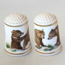 WWF Baby Animal thimble 1981年発行 ベビーアニマル〜クマの赤ちゃん 野生動物保護の為、 WWFと組んで作られたシリーズです。 可愛らしい動物の赤ちゃんの絵柄が、 1周描かれています。 現在は生産されていない、貴重な品です。 フランクリンポーセリン　アメリカ ＊発行はフランクリンミント ボーンチャイナ サイズ：約21x21x27mmフランクリンポーセリン　ベビーアニマル　シンブル Baby Animals of the World アメリカを代表する通販会社「フランクリンミント」（Franklin Mint）の製磁部門である 「フランクリンポーセリン」（Franklin Pocelain）のシンブル。 野生動物保護の為に発行。 可愛らしい動物の赤ちゃんを、シンブルにしてあります。 売り上げの一部がWWFに寄付されました。 今は生産されていないヴィンテージシンブルです。