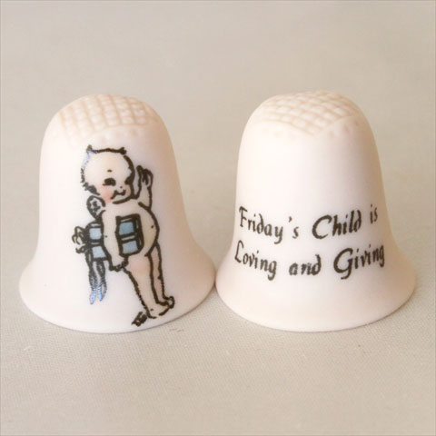 HEIRLOOM EDITIONS 「1週間のキューピー」から 「金曜日のキューピー」 Friday's child is loving and giving 金曜日のキューピーは愛情が豊か。 MARGEEの描く可愛らしいキューピーがシンブルになりました。 プレゼントを持つキューピー。 内部にMARGEEのサイン。 アメリカ　ヘアルーム・エディション 磁器 サイズ：約21x21x21mmHEIRLOOM EDITIONS 　ヘアルーム・エディション 1978年、アメリカで創業。 シンブルのデザインを考案し、 陶磁器メーカー各社に生産を依頼。 品質の良さやデザイン性の高さから、 ギフトウェアーとしての人気も高いシンブルメーカーです。 1週間の可愛らしいキューピー