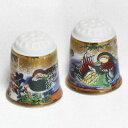 Kohzan　TCC thimble TCCより会員向けに発行。 絵巻物のような美しい絵柄は、 着物の柄をシンブルにデザインしたもの。 ヨーロッパで非常に人気の高いシリーズです。 絵柄は1周にわたってデザインされています。 日本の技術力の高さが伺える逸品！ 1868年創業の幸山窯の品で、 現在は生産されていません。 日本　Kohzan 幸山窯 磁器 サイズ：約23x23x26mm