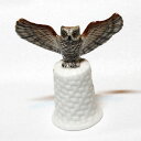 OWL model Thimble 「オウル（梟）」 可愛らしいフクロウがトップに乗った モデルトップシンブル。 4種類入荷！ 置物にしてもとっても可愛いですね。 開運、長寿、学問のお守りとしても人気の フクロウのシンブルです。 シンブル底部に製造乾燥時の隙間があります。 磁器製 サイズ：約23x46x53mm