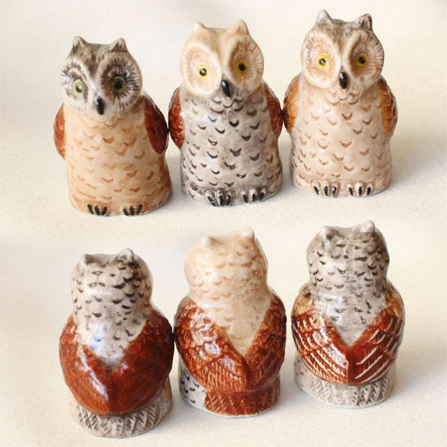 OWL model Thimble 「オウル（梟）」 ハンドペイントの フィギュアタイプ・シンブル。 置物にしてもとっても可愛いですね。 開運、長寿、学問のお守りとしても人気の フクロウのシンブルです。 全3種から、お好きなフクロウを選んでね♪ ハンドペイントのため、若干の色合いの違いはご容赦ください。 磁器製 サイズ：約23x23x35mm