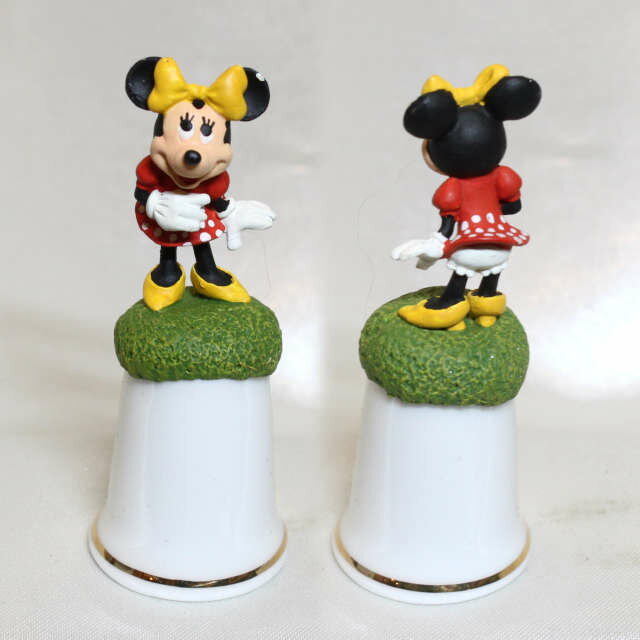 Disney Thimble Collection 【　ミニーマウス　】 ディズニーのミッキーマウスの恋人。 ボーンチャイナの指ぬきに、 ハンドペイントで彩色されたピューターの装飾。 スターリング・クラシック社の素敵なシンブルです。 イギリス　スターリングクラシック社製 ボーンチャイナ、ピューター サイズ：約23x23x61mm