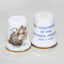 Royal Doulton　　 ロイヤルドルトンのシンブル。 「スパニッシュ　アルマダ」 1988年 スペインの無敵艦隊とのアルマダの海戦 1588年より400周年を記念して発行。 スペイン無敵艦隊のイングランド侵攻において、 フラッグシップ　アークロイヤル（Ark Royal）や フランシス・ドレーク船長のリベンジ号の活躍したイギリス沖の海戦。 美しい色合いと雰囲気のとても素敵な品です。 イギリス　ロイヤルドルトン（ロイヤルダルトン) ボーンチャイナ サイズ：約22x22x28mm＝ロイヤルドルトン・シンブル＝ 400th Anniversary of the Spanish Armada 1588-1988 Royal Doulton =ロイヤル・ドルトン＝ 1815年、ジョン・ドルトンにより設立 1877年、ヴィクトリア女王より陶磁器業界初のナイトの称号を授かる。 1901年、エドワード7世よりロイヤルの称号を授かる。 ミントン、ロイヤルクラウンダービー、ロイヤルアルバートなど、 イギリスを代表する名窯を傘下に収めている。