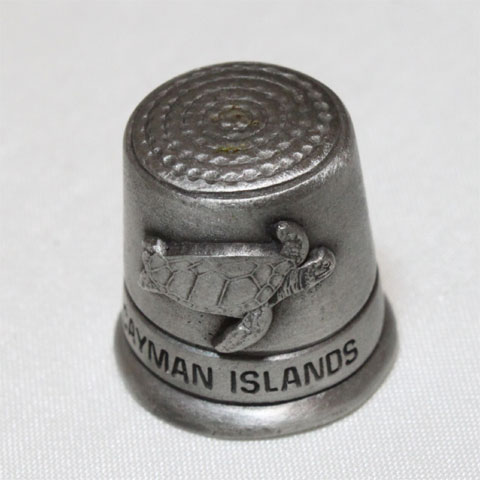 PEWTER Thimble 「ケイマン・アイランド」 イギリスの海外領土のケイマン諸島は、 コロンブスに発見された時、 岩と見違えるぐらいい多くのウミガメがいたそうで、 ケイマン諸島の紋章には、シールドの上に亀がのっています。 100年は品質の変わらないといわれる、 スズの合金で作られたピューター製。 内部に1985年の刻印あり。 ピューター サイズ：約20x20x20mmピューターシンブル 【　ケイマン・アイランド　】 かつてイギリスの主要産業だった、 百年は品質の変わらないといわれる、スズの合金「ピューター」製の逸品です。