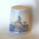 Bing & Grondahl　 thimble 濃く深い青の美しい作りは、 ロイヤル・コペンハーゲンと100年以上にわたり 競い合ってきた技術力の高さを感じさせます。 リトルマーメイドのデザインは、 ロイヤルコペンハーゲンでも作られていて、 人気の高いデザインであるとともに、 同社のライバル心も感じられます。 1985年アメリカ、1986年イギリスで、 TCC会員に向けて限定発行。 デンマーク　B＆G 磁器 サイズ：約22x22x26mmビング・オー・グレンダール　Bing & Grondahl リトルマーメイド　シンブル デンマークに1853年に設立されたビング・オー・グレンダールは、 庶民のために磁器を提供する為に生まれたメーカーです。 ロイヤル・コペンハーゲンから技術者を入れることにより、 同社と同等の高い技術力の作品を数多く残し、 100年以上にわたりロイヤル・コペンハーゲンと競ってきました。 1987年にロイヤルコペンハーゲンに吸収合併。