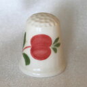 Poole Pottery　TCC thimble 可愛らしい赤いベリーの描かれた とても可愛らしいシンブル。 ＊対面にも同柄がデザインされています。 プール・ポタリーが、 TCC会員向けに製作、限定発行したTCCシンブル。 「カントリー・ベリー（Country Berries）」 ＊TCCシンブルの中でも特に入手は難しいです。 現在は生産されていない、貴重な品です。 イギリス　プールポタリー ファインボーンチャイナ サイズ：約23x23x27mm